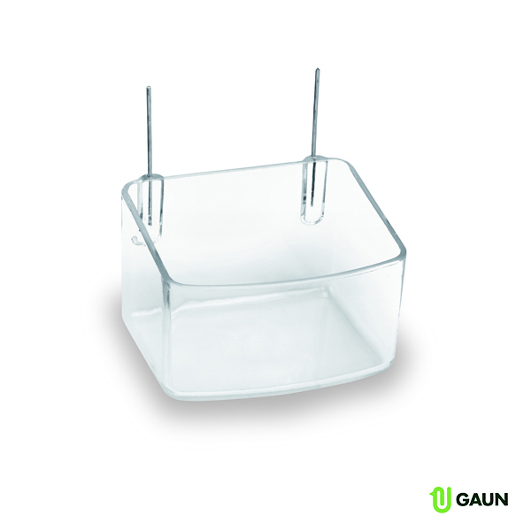 Feeder with metal hooks